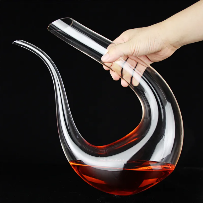 Elegant lead-free crystal wine decanter with 1.5L U-shaped design for enhanced wine aeration and flavor