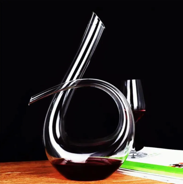 Elegant lead-free crystal wine decanter with 1.5L U-shaped design for enhanced aeration and flavor.