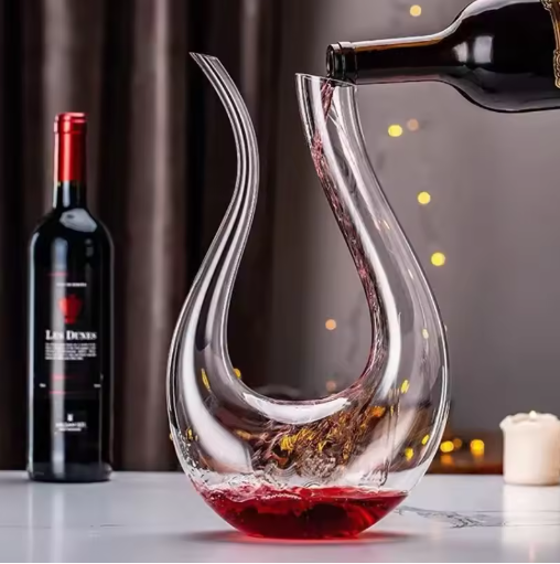 Elegant lead-free crystal wine decanter with 1.5L U-shaped design for enhanced aeration and flavor.