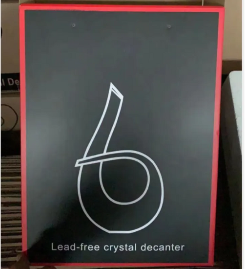 Elegant lead-free crystal wine decanter with 1.5L U-shaped design for enhanced aeration and aroma.
