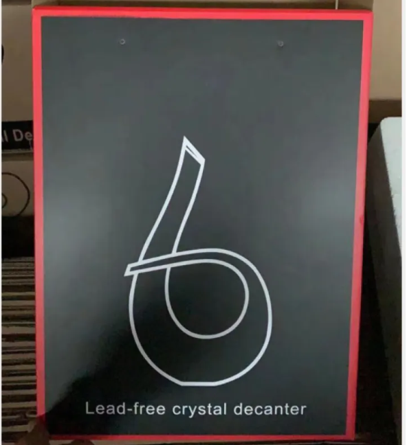 Elegant lead-free crystal wine decanter with 1.5L U-shaped design for enhanced aeration and aroma.