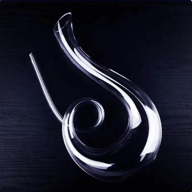 Elegant lead-free crystal wine decanter with 1.5L U-shaped design for enhanced wine aeration and flavor.